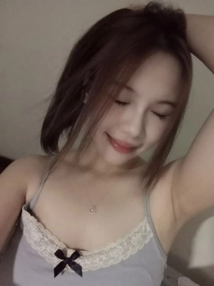 Người phụ nữ hàng xóm thích mở cửa sổ và cậu thanh niên nhà sát bên số hưởng