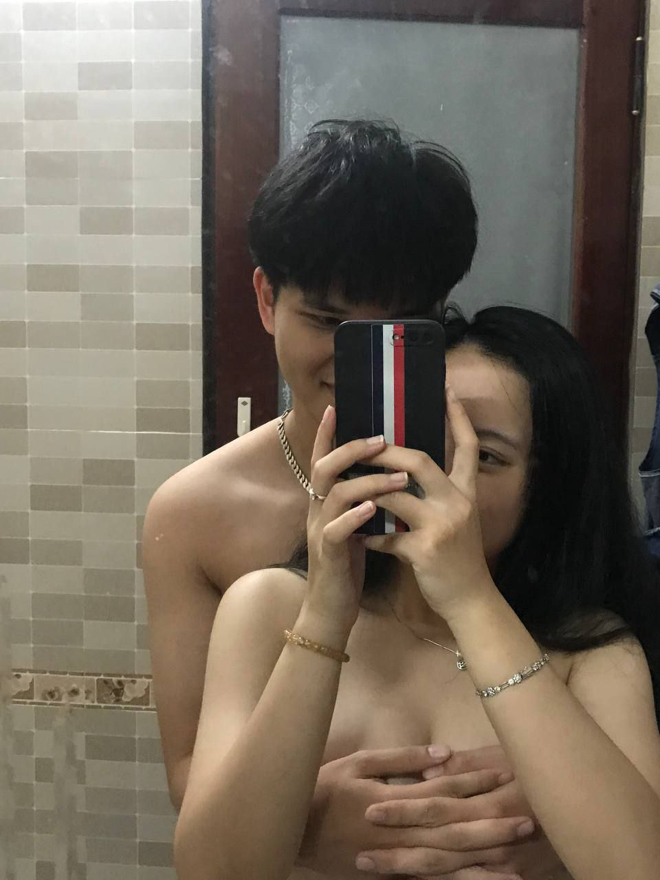 Thư ký ướt sủng khi đến văn phòng để lộ đồ lót làm đồng nghiệp “nứng”